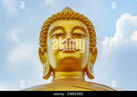 Großer Buddha Kopf aus nächster Nähe Dhammakaya TEP Mongkol Buddha des Paknam Bhasicharoen Tempels in Thonburi Stockfoto