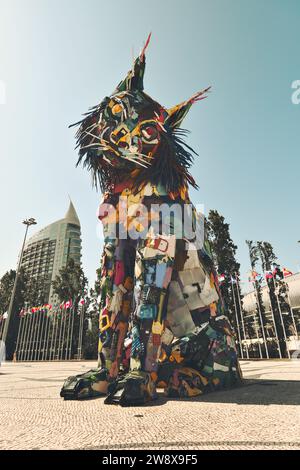 Lissabon, Portugal – 24. Juni 2023: Bordalo II Iberian Lynx ist eine neue Kunstinstallation aus Müll und Plastik im Lissabonner Park. Lissabon, Portugal Stockfoto