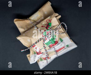 Weihnachtsgeschenk in Nahaufnahme eingewickelt und gebunden Stockfoto