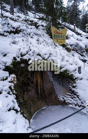 Onnen kirnu (Schlagloch des Glücks), eines der Schlaglocher von Askola, Finnland im Winter. November 2023. Stockfoto