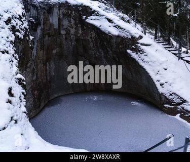 Nahaufnahme eines großen Schlaglochs in Askola, Finnland im Winter. Stockfoto