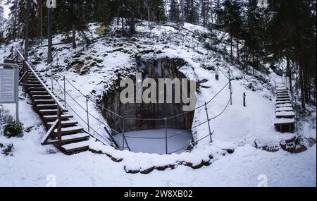 Panorama des großen Schlaglochs in Askola, Finnland im Winter. November 2023. Stockfoto