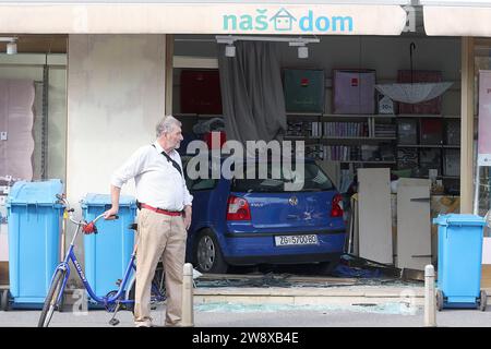 Zagreb, Kroatien. Oktober 2023. PIXSELL TOP 100 - 20.10.2023., Zagreb - VW Polo zagrebackih registarskih oznaka uletio u trgovinu NAS dom na zagrebackoj Ilici. Policijski ocevid je u tijeku. Quelle: Pixsell/Alamy Live News Stockfoto