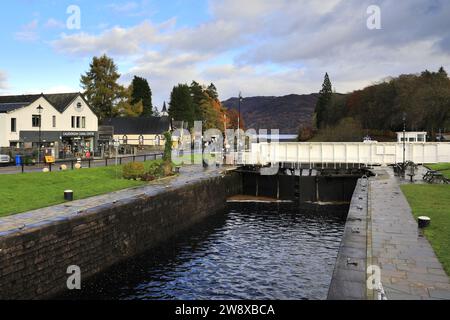 Herbstblick über die Schleusen des Kanals, Fort Augustus, Highlands von Schottland Stockfoto