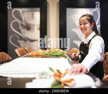 ILLUSTRATION - Vorbereitungen für das Weihnachtsessen in einem Restaurant werden gemacht. Am 1. Und 2. Weihnachtsfeiertag servieren die Restaurants, die geöffnet sind, in der Regel ein spezielles Menü für ihre Gäste. ANP FREEK VAN DEN BERGH niederlande aus - belgien aus Stockfoto