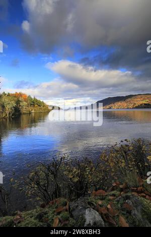 Herbstblick über Loch Ness, Fort Augustus, Highlands von Schottland Stockfoto