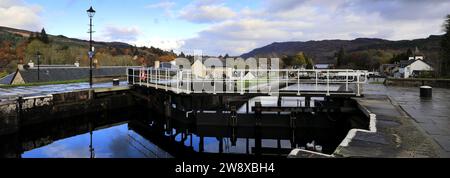 Herbstblick über die Schleusen des Kanals, Fort Augustus, Highlands von Schottland Stockfoto