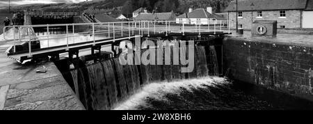 Herbstblick über die Schleusen des Kanals, Fort Augustus, Highlands von Schottland Stockfoto