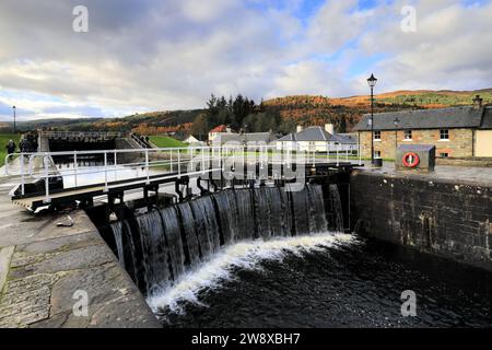 Herbstblick über die Schleusen des Kanals, Fort Augustus, Highlands von Schottland Stockfoto