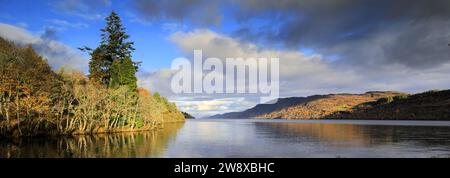 Herbstblick über Loch Ness, Fort Augustus, Highlands von Schottland Stockfoto