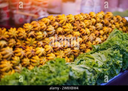 Kraken-Tentakel in frischem grünem Salat auf einem Straßenmarkt Stockfoto