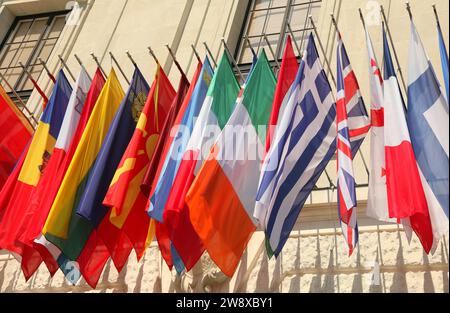 Bunte Flaggen vieler Nationen der Welt hängen während der internationalen Konvention ohne Menschen Stockfoto