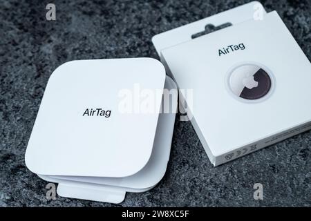 Jurmala, Lettland - 21 09 2023: Box mit AirTag Apfel auf grauem Tisch. Air Tag Gadget, um deine Sachen zu verfolgen. Stockfoto