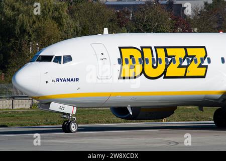 Buzz Airlines (betrieben von Ryanair) Boeing 737 MAX 8-200 Cockpit-Nahaufnahme beim Rollen nach der Landung auf dem Flughafen Lemberg. Hochwertige Fotos Stockfoto