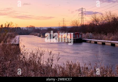 Ein frostiger Sonnenaufgang an einem Wintertag sieht den Fluss Carron gefroren. Stockfoto