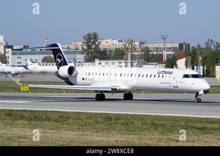 Lufthansa Bombardier CRJ-900LR startet von Lemberg nach München Stockfoto