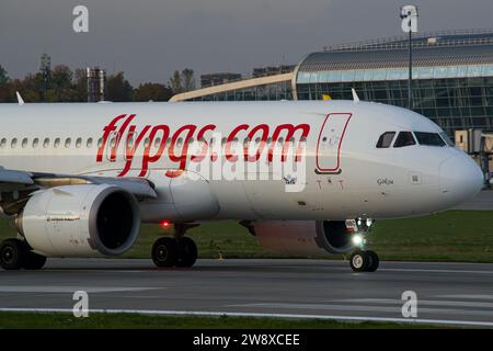 Nahaufnahme eines Pegasus Airbus A320 NEO, der nach der Landung auf dem Flughafen Lemberg nach einem Flug von Istanbul langsamer wird Stockfoto