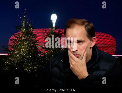 München, Deutschland 22. Dezember 2023: Fussball, Herren, Bundesliga, Saison 2023/2024, FC Bayern München, Allianz Arena! Achtung Fotomontage! Hier im Bild Thomas Tuchel, Trainer (FC Bayern München) mit der Hand am Kinn, nachdenken, überlegen, Kopf, Oberkörper mit Weihnachtsbäumen, Christbäumen, Tannenbäumen vor der Allianz Arena, Weihnachtswünsche, Spielerwünsche, Geschenke, Symbolbild, Überraschung, Weihnachtsgeschenk Stockfoto