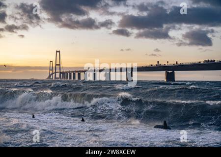 Die Great Belt Bridge von Neuseeland aus gesehen, Freitag, den 22. Dezember 2023. Schlange und Langsamfahrt nach einem Unfall auf dem Storebaeltsbroen. Die Great Belt Bridge wurde früher am Tag aufgrund des Sturms Pia und eines Verkehrsunfalls geschlossen. (Foto: Thomas Traasdahl/Ritzau Scanpix) Stockfoto