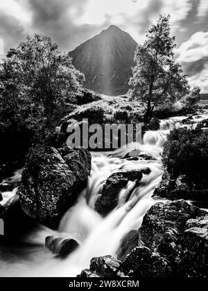 Wasserfall unter Buachaille Etive Mòr, Fluss Coupall, Glen Etive und Fluss Etive, Highlands, Schottland, Großbritannien Stockfoto