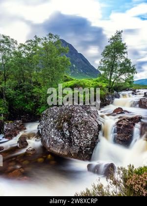 Wasserfall unter Buachaille Etive Mòr, Fluss Coupall, Glen Etive und Fluss Etive, Highlands, Schottland, Großbritannien Stockfoto