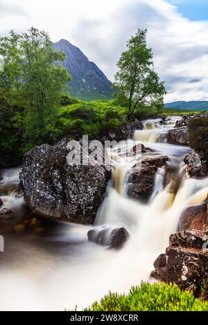 Wasserfall unter Buachaille Etive Mòr, Fluss Coupall, Glen Etive und Fluss Etive, Highlands, Schottland, Großbritannien Stockfoto