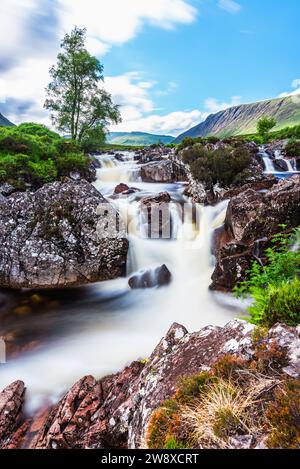 Wasserfall unter Buachaille Etive Mòr, Fluss Coupall, Glen Etive und Fluss Etive, Highlands, Schottland, Großbritannien Stockfoto