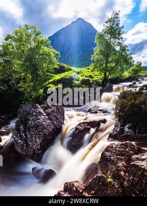 Wasserfall unter Buachaille Etive Mòr, Fluss Coupall, Glen Etive und Fluss Etive, Highlands, Schottland, Großbritannien Stockfoto