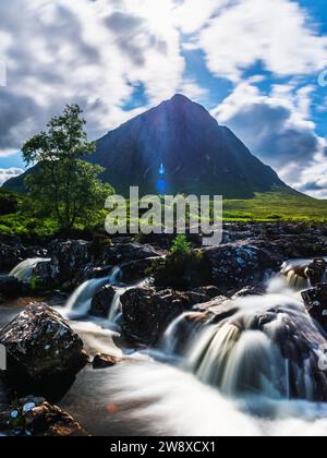 Wasserfall unter Buachaille Etive Mòr, Fluss Coupall, Glen Etive und Fluss Etive, Highlands, Schottland, Großbritannien Stockfoto