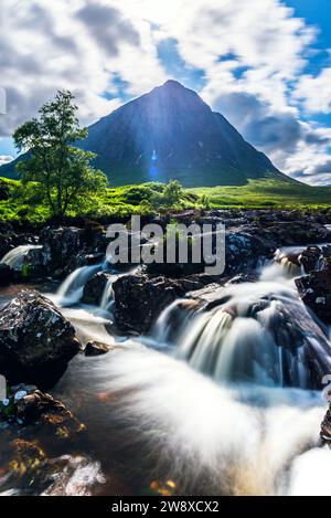 Wasserfall unter Buachaille Etive Mòr, Fluss Coupall, Glen Etive und Fluss Etive, Highlands, Schottland, Großbritannien Stockfoto