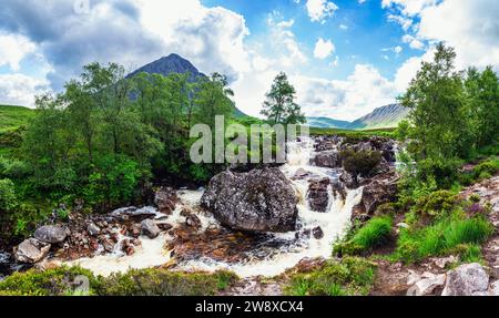 Wasserfall unter Buachaille Etive Mòr, Fluss Coupall, Glen Etive und Fluss Etive, Highlands, Schottland, Großbritannien Stockfoto