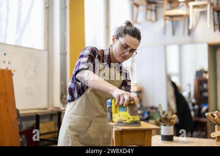 Die Zimmerfrau arbeitet in ihrer Werkstatt Stockfoto