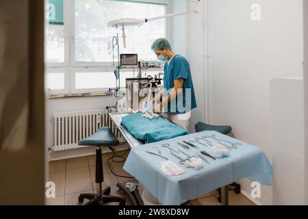 Männlicher Tierarzt zur Vorbereitung auf die Operation in der medizinischen Klinik Stockfoto