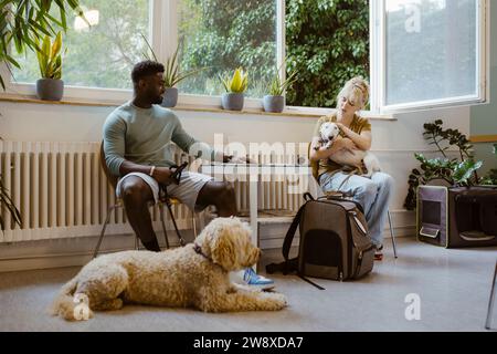Junger Mann, der eine Frau im Wartezimmer der medizinischen Klinik streichelt Stockfoto