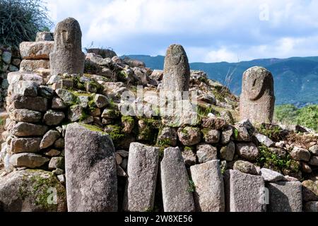 Menhirs mit menschlichem Gesicht, die auf der Megalithstätte von Filitosai, Südkorsika, Frankreich, gemeißelt wurden Stockfoto