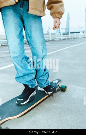 Unterer Teil des Skateboardens auf der Straße am Wochenende Stockfoto