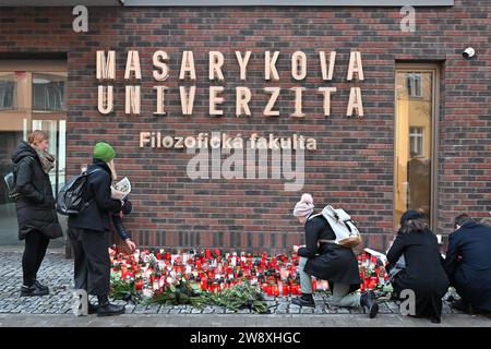 Brünn, Tschechische Republik. Dezember 2023. Ein Gotteshaus mit Kerzen, das vor der Kunstfakultät der Masaryk-Universität im Zusammenhang mit der tragischen Schießerei an der Kunstfakultät der Karlsuniversität in Prag geschaffen wurde, bei der 14 Menschen ums Leben kamen und 25 weitere verletzt wurden, in Brünn, Tschechische Republik, am 22. Dezember 2023. Quelle: Vaclav Salek/CTK Photo/Alamy Live News Stockfoto