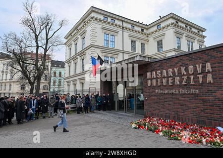 Brünn, Tschechische Republik. Dezember 2023. Ein Gotteshaus mit Kerzen, das vor der Kunstfakultät der Masaryk-Universität im Zusammenhang mit der tragischen Schießerei an der Kunstfakultät der Karlsuniversität in Prag geschaffen wurde, bei der 14 Menschen ums Leben kamen und 25 weitere verletzt wurden, in Brünn, Tschechische Republik, am 22. Dezember 2023. Quelle: Vaclav Salek/CTK Photo/Alamy Live News Stockfoto