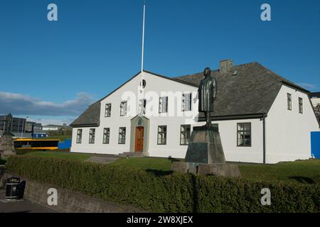 Das Büro des Premierministers in Reykjavik, Island, mit den Statuen von Hannes Hafstein und König Christian IX. Vor dem Eingang. Stockfoto