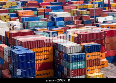 Blick auf den Containerhafen in Salerno mit farbenfrohen Containern, die darauf warten, versendet zu werden. Stockfoto