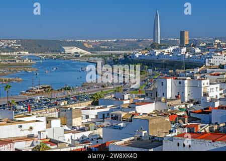 Aus der Vogelperspektive über den Fluss Bou Regreg, Medina, Hassan Tower und Mohammed VI Tower in der Stadt Rabat, Rabat-Salé-Kénitra, Marokko Stockfoto