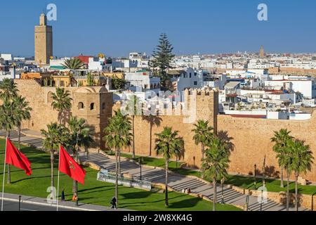 Stadtmauern der Kasbah der Udayas / Oudaias und Minaret der Alten Moschee in der Hauptstadt Rabat bei Sonnenuntergang, Rabat-Salé-Kénitra, Marokko Stockfoto