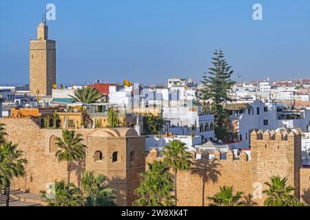 Stadtmauern der Kasbah der Udayas / Oudaias und Minaret der Alten Moschee in der Hauptstadt Rabat bei Sonnenuntergang, Rabat-Salé-Kénitra, Marokko Stockfoto