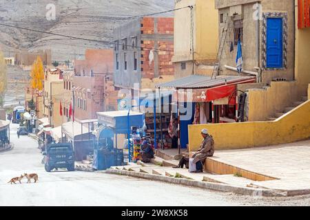 Straßenszene im Dorf Imilchil / Imilshil im Asif Mellulen Tal, hohes Atlasgebirge, Provinz Midelt, Region Drâa-Tafilalet, Zentralmarokko Stockfoto