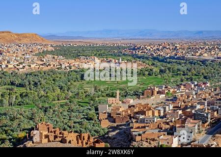 Aus der Vogelperspektive über die Stadt Tinghir / Tinerhir Oase, südlich des Hohen Atlas, Region Drâa-Tafilalet, Zentralmarokko Stockfoto