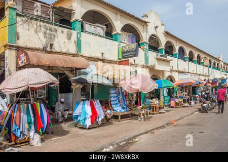 Geschäfte und Verkaufsstände vor dem Albert Market in Banjul, Gambia Stockfoto