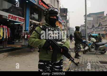 Srinagar Kaschmir, Indien. Dezember 2023. Indische paramilitärische Truppen stehen in Srinagar in Alarmbereitschaft. Vier Soldaten der Indischen Armee wurden getötet und drei weitere wurden verletzt, nachdem Militante am 21. Dezember 2023 in einem dichten Waldgebiet an der Thanamandi Surankote Straße, die die beiden Bezirke Rajouri und Poonch über den Touristenpunkt Dehra Ki Gali (DKG) verband, Militärfahrzeuge mit Einsatzteams aus dem Hinterhalt überfielen. Der Vorfall ereignete sich, als die Armee eine Operation in der Gegend durchführte, nach Berichten über die verdächtige Bewegung von Militanten, sagten Beamte. Am 22. Dezember 2023 In Srinagar Kaschmir, Indien Stockfoto