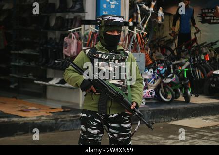 Srinagar Kaschmir, Indien. Dezember 2023. Eine indische paramilitärische Truppe ist in Srinagar alarmiert. Vier Soldaten der Indischen Armee wurden getötet und drei weitere wurden verletzt, nachdem Militante am 21. Dezember 2023 in einem dichten Waldgebiet an der Thanamandi Surankote Straße, die die beiden Bezirke Rajouri und Poonch über den Touristenpunkt Dehra Ki Gali (DKG) verband, Militärfahrzeuge mit Einsatzteams aus dem Hinterhalt überfielen. Der Vorfall ereignete sich, als die Armee eine Operation in der Gegend durchführte, nach Berichten über die verdächtige Bewegung von Militanten, sagten Beamte. Am 22. Dezember 2023 Wurde Srinagar Kashmi Stockfoto