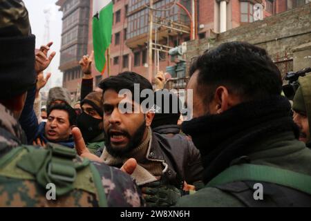 Srinagar Kaschmir, Indien. Dezember 2023. Ein Mitglied des Jammu and Kaschmir Pradesh Congress Committee (JKPCC) reagiert, als die Polizei versucht, sie während eines Protestes in Srinagar aufzuhalten. Die Proteste wurden gegen die Massenaussetzung von Oppositionsabgeordneten abgehalten, die eine Klarstellung über den jüngsten Sicherheitsverfall innerhalb des Parlaments forderten. Der Protest wurde vom All India Congress Committee über die "undemokratische Entscheidung" organisiert, die Oppositionsgesetzgeber aus dem Parlament zu suspendieren. Bis jetzt wurden 143 Abgeordnete in dieser Wintersitzung über den Lok Sabha und Rajya Sabha suspendiert, die höchsten im indischen Parlament Stockfoto