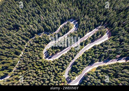Aus der Vogelperspektive von der Drohne auf die Kurven der Bergstraße. Transport- und Infrastrukturkonzept Stockfoto